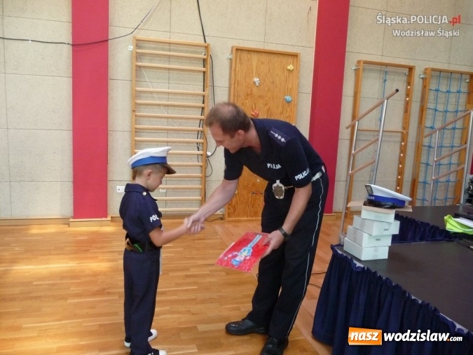 Zdjęcie w galerii na portalu naszwodzislaw.com: Witaj szkoło! Policjanci edukują dzieci wiadomości z regionu