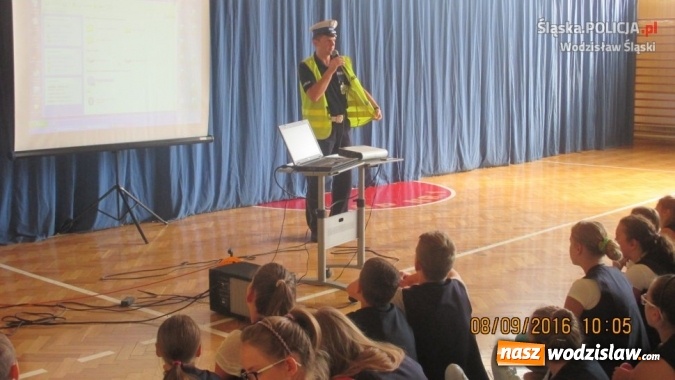 Zdjęcie w galerii na portalu naszwodzislaw.com: Witaj szkoło! Policjanci edukują dzieci wiadomości z regionu