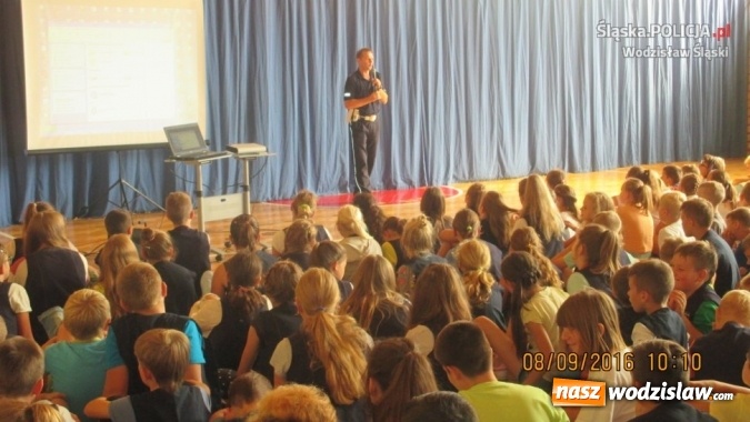 Zdjęcie w galerii na portalu naszwodzislaw.com: Witaj szkoło! Policjanci edukują dzieci wiadomości z regionu