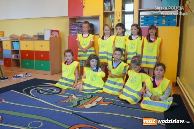 Zdjęcie w galerii na portalu naszwodzislaw.com: Witaj szkoło! Policjanci edukują dzieci wiadomości z regionu