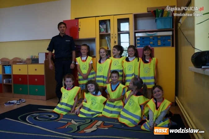 Zdjęcie w galerii na portalu naszwodzislaw.com: Witaj szkoło! Policjanci edukują dzieci wiadomości z regionu