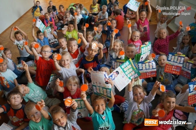 Zdjęcie w galerii na portalu naszwodzislaw.com: Witaj szkoło! Policjanci edukują dzieci wiadomości z regionu