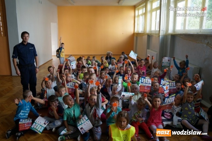 Zdjęcie w galerii na portalu naszwodzislaw.com: Witaj szkoło! Policjanci edukują dzieci wiadomości z regionu