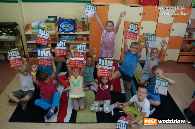 Zdjęcie w galerii na portalu naszwodzislaw.com: Witaj szkoło! Policjanci edukują dzieci wiadomości z regionu