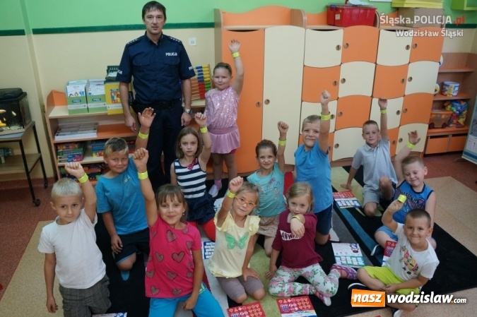 Zdjęcie w galerii na portalu naszwodzislaw.com: Witaj szkoło! Policjanci edukują dzieci wiadomości z regionu