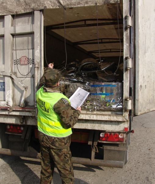 Zdjęcie w galerii na portalu naszwodzislaw.com: Nielegalny transport odpadów wiadomości z regionu