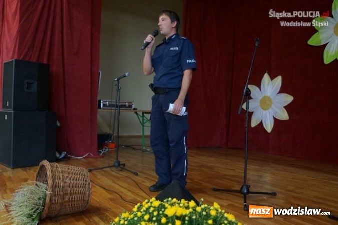 Zdjęcie w galerii na portalu naszwodzislaw.com: Policjanci o bezpieczeństwie na biesiadzie seniorów  wiadomości z regionu