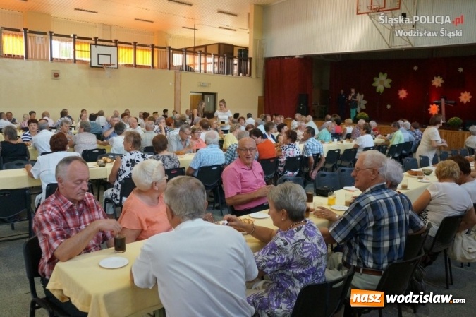 Zdjęcie w galerii na portalu naszwodzislaw.com: Policjanci o bezpieczeństwie na biesiadzie seniorów  wiadomości z regionu