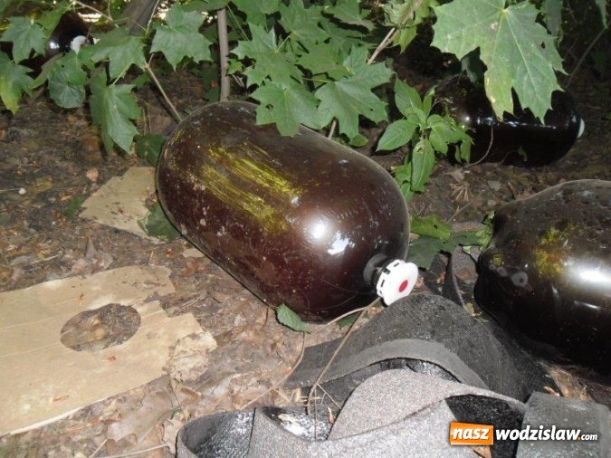 Zdjęcie w galerii na portalu naszwodzislaw.com: W Rzuchowie od strony Rydułtów odnaleziono niebezpieczne odpady. Pomóż w ujawnieniu sprawcy wiadomości z regionu