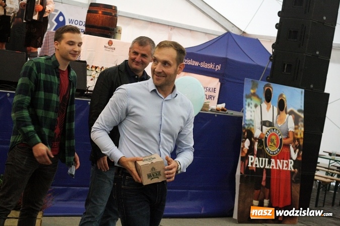 Zdjęcie w galerii na portalu naszwodzislaw.com: Oktoberfest w Wodzisławiu: Wystarczyło tylko jedno uderzenie i... piwo zaczęło lać się z każdej strony wiadomości z regionu