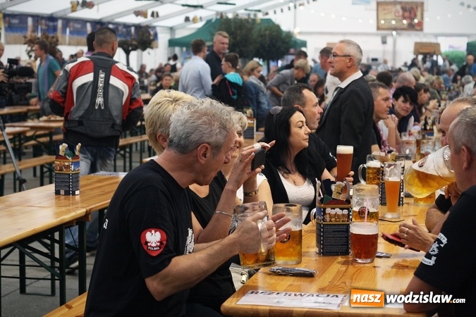 Zdjęcie w galerii na portalu naszwodzislaw.com: Oktoberfest w Wodzisławiu: Wystarczyło tylko jedno uderzenie i... piwo zaczęło lać się z każdej strony wiadomości z regionu