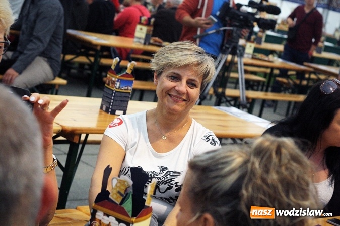 Zdjęcie w galerii na portalu naszwodzislaw.com: Oktoberfest w Wodzisławiu: Wystarczyło tylko jedno uderzenie i... piwo zaczęło lać się z każdej strony wiadomości z regionu