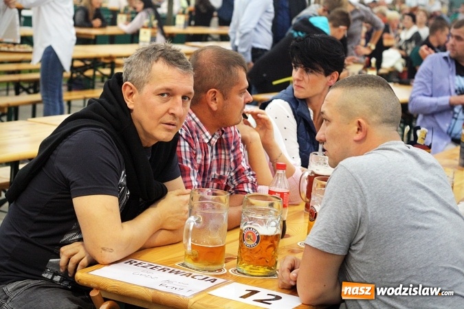 Zdjęcie w galerii na portalu naszwodzislaw.com: Oktoberfest w Wodzisławiu: Wystarczyło tylko jedno uderzenie i... piwo zaczęło lać się z każdej strony wiadomości z regionu