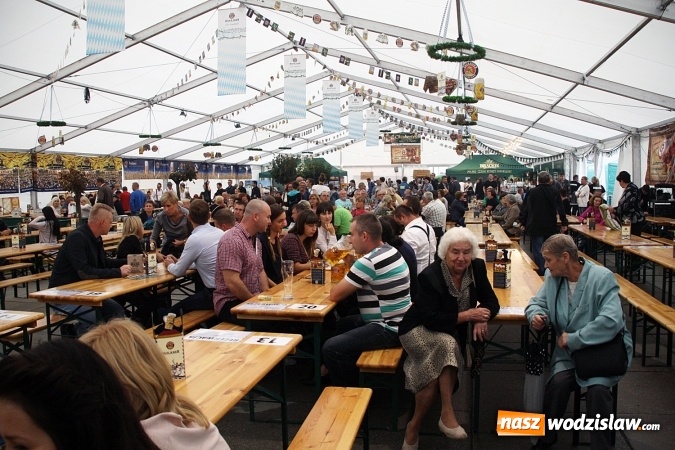 Zdjęcie w galerii na portalu naszwodzislaw.com: Oktoberfest w Wodzisławiu: Wystarczyło tylko jedno uderzenie i... piwo zaczęło lać się z każdej strony wiadomości z regionu
