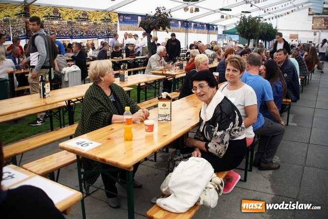Zdjęcie w galerii na portalu naszwodzislaw.com: Oktoberfest w Wodzisławiu: Wystarczyło tylko jedno uderzenie i... piwo zaczęło lać się z każdej strony wiadomości z regionu