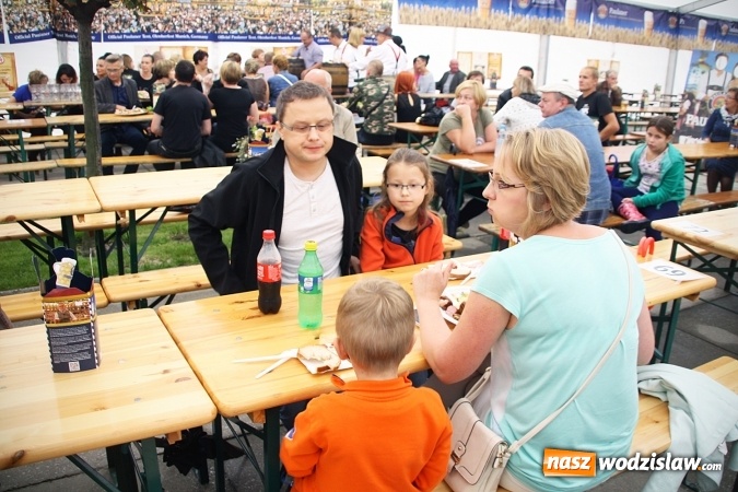 Zdjęcie w galerii na portalu naszwodzislaw.com: Oktoberfest w Wodzisławiu: Wystarczyło tylko jedno uderzenie i... piwo zaczęło lać się z każdej strony wiadomości z regionu