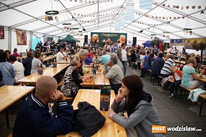 Zdjęcie w galerii na portalu naszwodzislaw.com: Oktoberfest w Wodzisławiu: Wystarczyło tylko jedno uderzenie i... piwo zaczęło lać się z każdej strony wiadomości z regionu