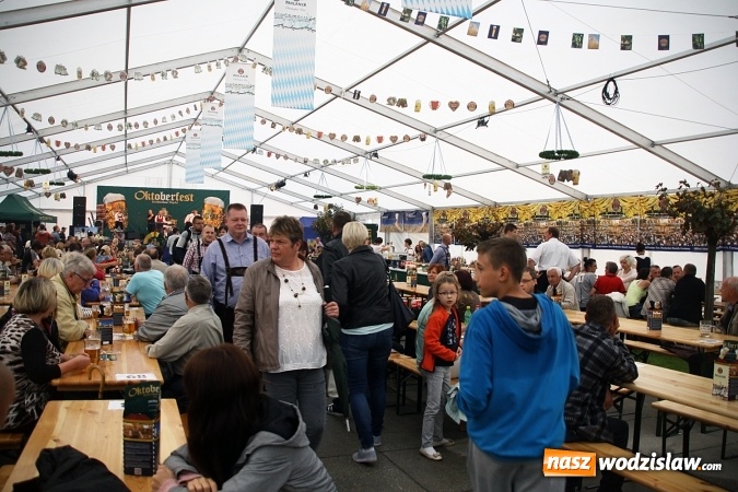 Zdjęcie w galerii na portalu naszwodzislaw.com: Oktoberfest w Wodzisławiu: Wystarczyło tylko jedno uderzenie i... piwo zaczęło lać się z każdej strony wiadomości z regionu