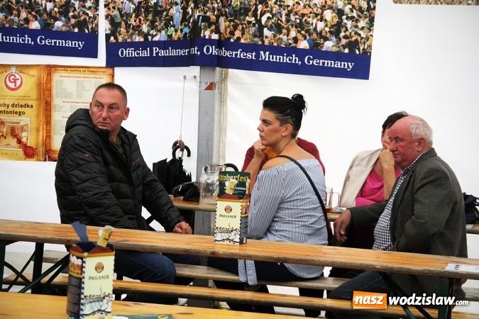Zdjęcie w galerii na portalu naszwodzislaw.com: Oktoberfest w Wodzisławiu: Wystarczyło tylko jedno uderzenie i... piwo zaczęło lać się z każdej strony wiadomości z regionu