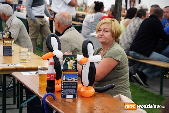 Zdjęcie w galerii na portalu naszwodzislaw.com: Oktoberfest w Wodzisławiu: Wystarczyło tylko jedno uderzenie i... piwo zaczęło lać się z każdej strony wiadomości z regionu