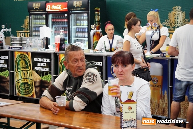 Zdjęcie w galerii na portalu naszwodzislaw.com: Oktoberfest w Wodzisławiu: Wystarczyło tylko jedno uderzenie i... piwo zaczęło lać się z każdej strony wiadomości z regionu