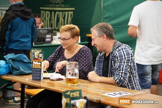 Zdjęcie w galerii na portalu naszwodzislaw.com: Oktoberfest w Wodzisławiu: Wystarczyło tylko jedno uderzenie i... piwo zaczęło lać się z każdej strony wiadomości z regionu