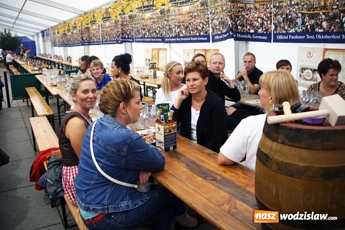 Zdjęcie w galerii na portalu naszwodzislaw.com: Oktoberfest w Wodzisławiu: Wystarczyło tylko jedno uderzenie i... piwo zaczęło lać się z każdej strony wiadomości z regionu