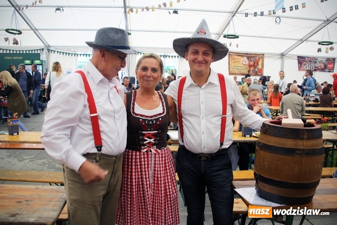 Zdjęcie w galerii na portalu naszwodzislaw.com: Oktoberfest w Wodzisławiu: Wystarczyło tylko jedno uderzenie i... piwo zaczęło lać się z każdej strony wiadomości z regionu