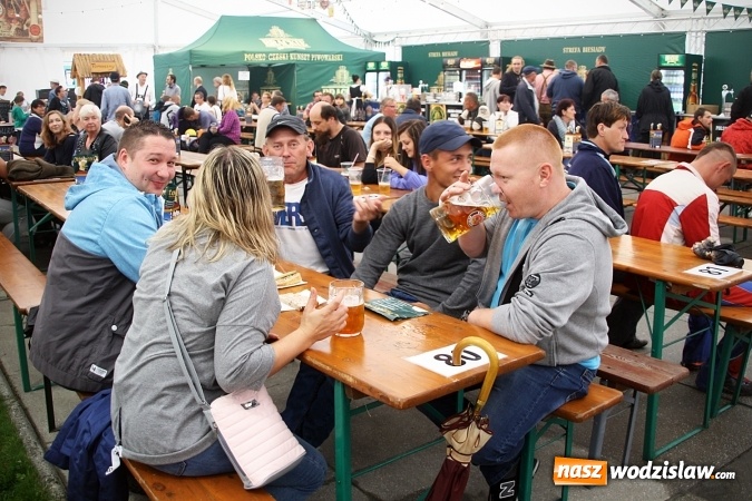 Zdjęcie w galerii na portalu naszwodzislaw.com: Oktoberfest w Wodzisławiu: Wystarczyło tylko jedno uderzenie i... piwo zaczęło lać się z każdej strony wiadomości z regionu