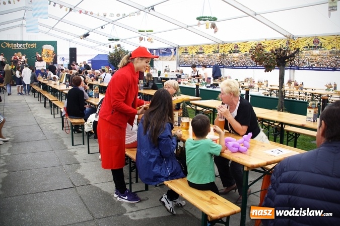 Zdjęcie w galerii na portalu naszwodzislaw.com: Oktoberfest w Wodzisławiu: Wystarczyło tylko jedno uderzenie i... piwo zaczęło lać się z każdej strony wiadomości z regionu