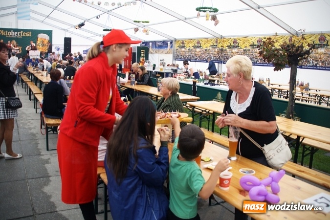 Zdjęcie w galerii na portalu naszwodzislaw.com: Oktoberfest w Wodzisławiu: Wystarczyło tylko jedno uderzenie i... piwo zaczęło lać się z każdej strony wiadomości z regionu