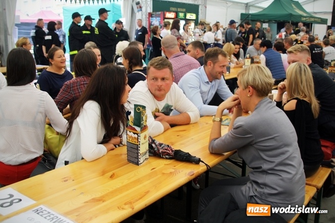 Zdjęcie w galerii na portalu naszwodzislaw.com: Oktoberfest w Wodzisławiu: Wystarczyło tylko jedno uderzenie i... piwo zaczęło lać się z każdej strony wiadomości z regionu