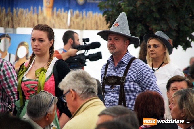 Zdjęcie w galerii na portalu naszwodzislaw.com: Oktoberfest w Wodzisławiu: Wystarczyło tylko jedno uderzenie i... piwo zaczęło lać się z każdej strony wiadomości z regionu