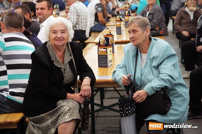 Zdjęcie w galerii na portalu naszwodzislaw.com: Oktoberfest w Wodzisławiu: Wystarczyło tylko jedno uderzenie i... piwo zaczęło lać się z każdej strony wiadomości z regionu