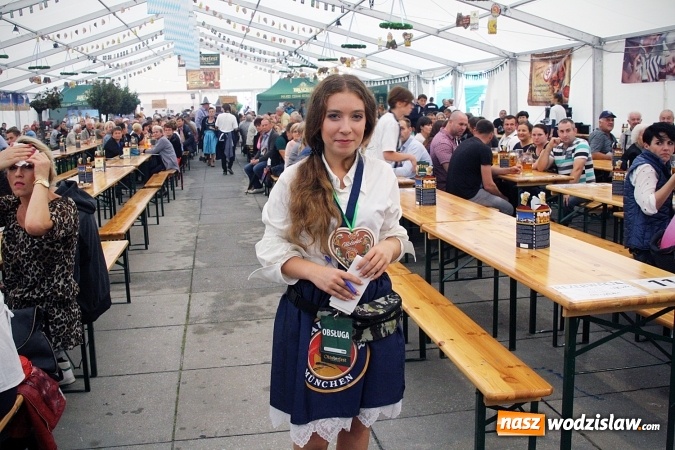 Zdjęcie w galerii na portalu naszwodzislaw.com: Oktoberfest w Wodzisławiu: Wystarczyło tylko jedno uderzenie i... piwo zaczęło lać się z każdej strony wiadomości z regionu