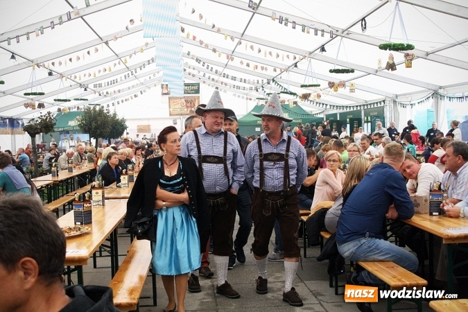 Zdjęcie w galerii na portalu naszwodzislaw.com: Oktoberfest w Wodzisławiu: Wystarczyło tylko jedno uderzenie i... piwo zaczęło lać się z każdej strony wiadomości z regionu