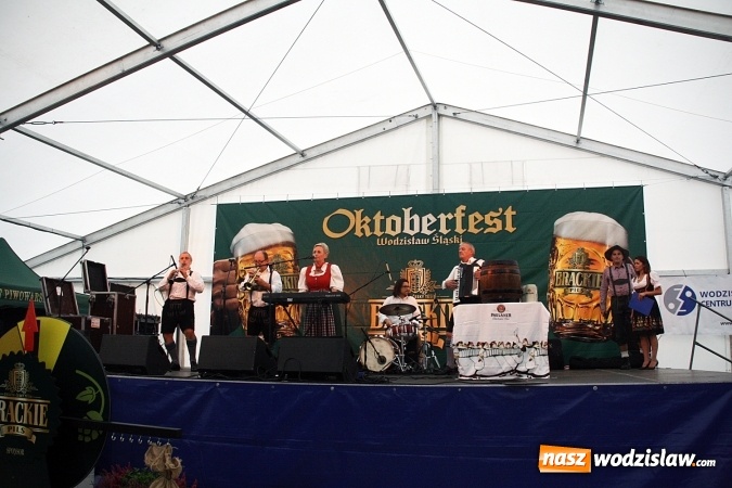 Zdjęcie w galerii na portalu naszwodzislaw.com: Oktoberfest w Wodzisławiu: Wystarczyło tylko jedno uderzenie i... piwo zaczęło lać się z każdej strony wiadomości z regionu