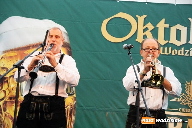 Zdjęcie w galerii na portalu naszwodzislaw.com: Oktoberfest w Wodzisławiu: Wystarczyło tylko jedno uderzenie i... piwo zaczęło lać się z każdej strony wiadomości z regionu