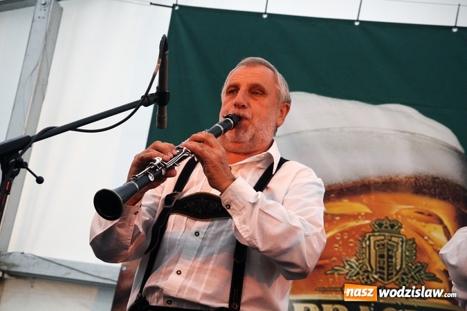 Zdjęcie w galerii na portalu naszwodzislaw.com: Oktoberfest w Wodzisławiu: Wystarczyło tylko jedno uderzenie i... piwo zaczęło lać się z każdej strony wiadomości z regionu