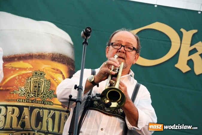 Zdjęcie w galerii na portalu naszwodzislaw.com: Oktoberfest w Wodzisławiu: Wystarczyło tylko jedno uderzenie i... piwo zaczęło lać się z każdej strony wiadomości z regionu