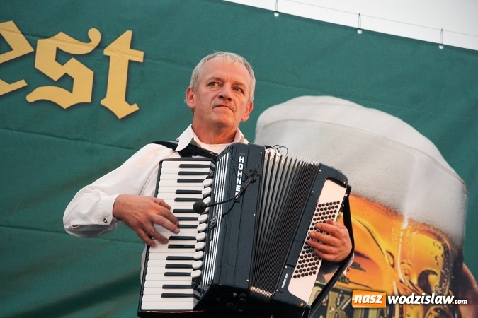 Zdjęcie w galerii na portalu naszwodzislaw.com: Oktoberfest w Wodzisławiu: Wystarczyło tylko jedno uderzenie i... piwo zaczęło lać się z każdej strony wiadomości z regionu