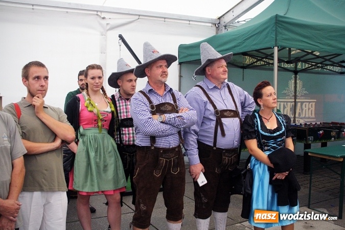 Zdjęcie w galerii na portalu naszwodzislaw.com: Oktoberfest w Wodzisławiu: Wystarczyło tylko jedno uderzenie i... piwo zaczęło lać się z każdej strony wiadomości z regionu