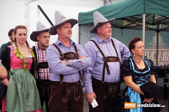 Zdjęcie w galerii na portalu naszwodzislaw.com: Oktoberfest w Wodzisławiu: Wystarczyło tylko jedno uderzenie i... piwo zaczęło lać się z każdej strony wiadomości z regionu