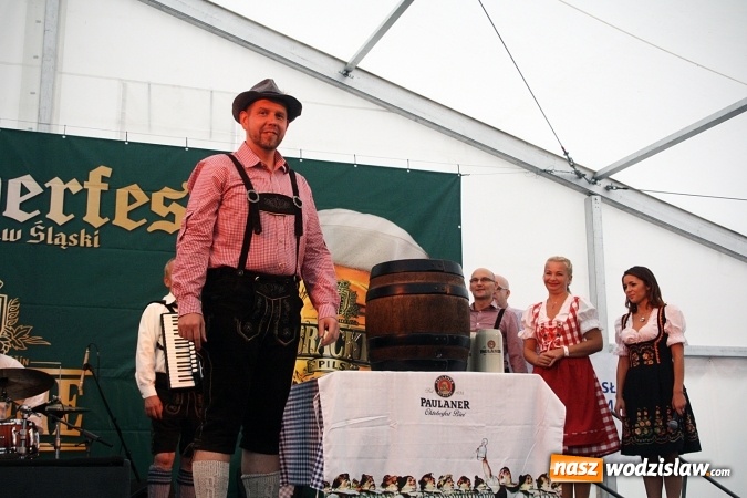 Zdjęcie w galerii na portalu naszwodzislaw.com: Oktoberfest w Wodzisławiu: Wystarczyło tylko jedno uderzenie i... piwo zaczęło lać się z każdej strony wiadomości z regionu