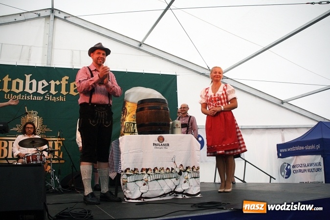 Zdjęcie w galerii na portalu naszwodzislaw.com: Oktoberfest w Wodzisławiu: Wystarczyło tylko jedno uderzenie i... piwo zaczęło lać się z każdej strony wiadomości z regionu