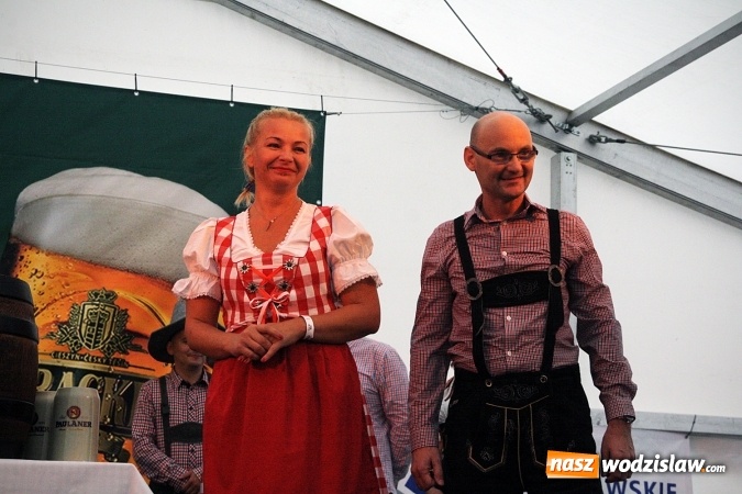 Zdjęcie w galerii na portalu naszwodzislaw.com: Oktoberfest w Wodzisławiu: Wystarczyło tylko jedno uderzenie i... piwo zaczęło lać się z każdej strony wiadomości z regionu