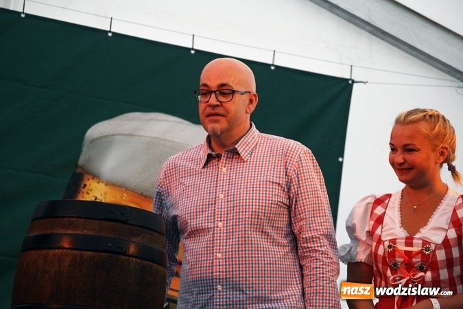 Zdjęcie w galerii na portalu naszwodzislaw.com: Oktoberfest w Wodzisławiu: Wystarczyło tylko jedno uderzenie i... piwo zaczęło lać się z każdej strony wiadomości z regionu