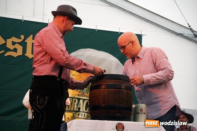 Zdjęcie w galerii na portalu naszwodzislaw.com: Oktoberfest w Wodzisławiu: Wystarczyło tylko jedno uderzenie i... piwo zaczęło lać się z każdej strony wiadomości z regionu