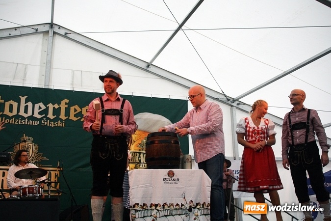 Zdjęcie w galerii na portalu naszwodzislaw.com: Oktoberfest w Wodzisławiu: Wystarczyło tylko jedno uderzenie i... piwo zaczęło lać się z każdej strony wiadomości z regionu