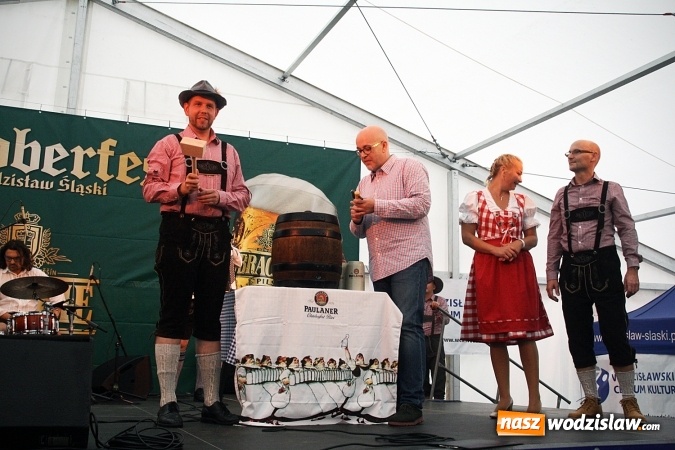 Zdjęcie w galerii na portalu naszwodzislaw.com: Oktoberfest w Wodzisławiu: Wystarczyło tylko jedno uderzenie i... piwo zaczęło lać się z każdej strony wiadomości z regionu